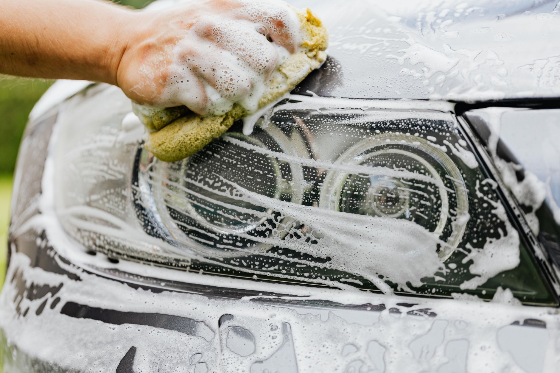 Shampoing carrosserie : quelle fréquence pour laver sa voiture ?